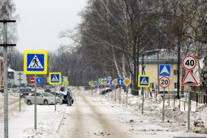 Установка дорожных знаков: Кто устанавливает знак на дороге. Знаки дорожного движения россии