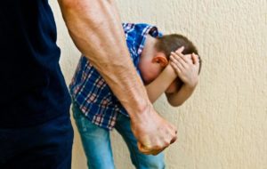 Что делать если родители избивают ребенка. Избиение детей: куда обращаться и что делать