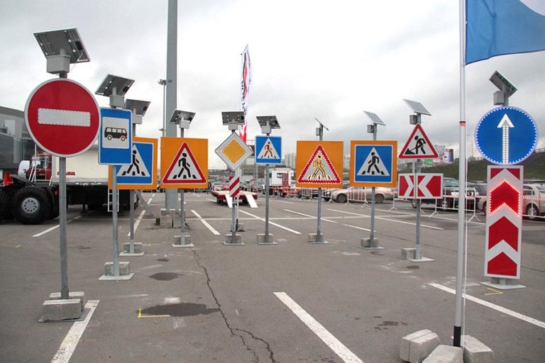 Установка дорожных знаков: Кто устанавливает знак на дороге. Знаки дорожного движения россии