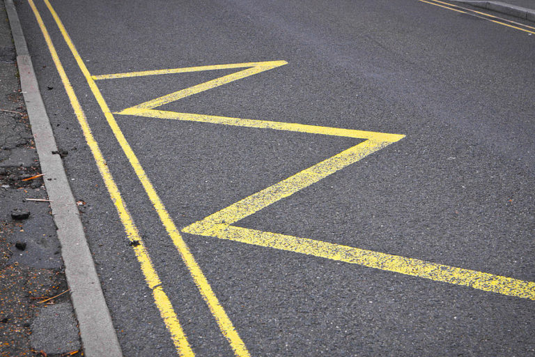 Что означает желтая полоса на краю дороги. Желтая разметка - что обозначает? Виды желтой разметки