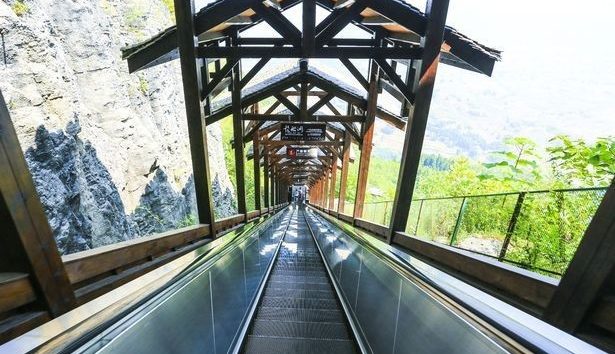 Самый длинный эскалатор. Самый длинный эскалатор в мире